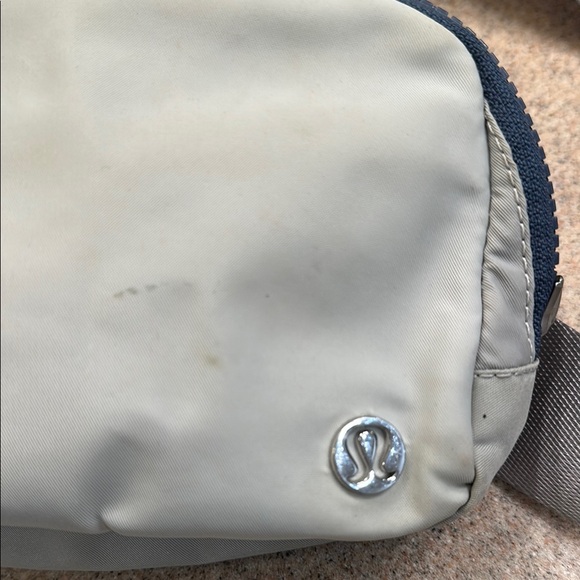 Lululemon Athletica Gray Belt Bag with Sleek Design - Picture 13 of 13